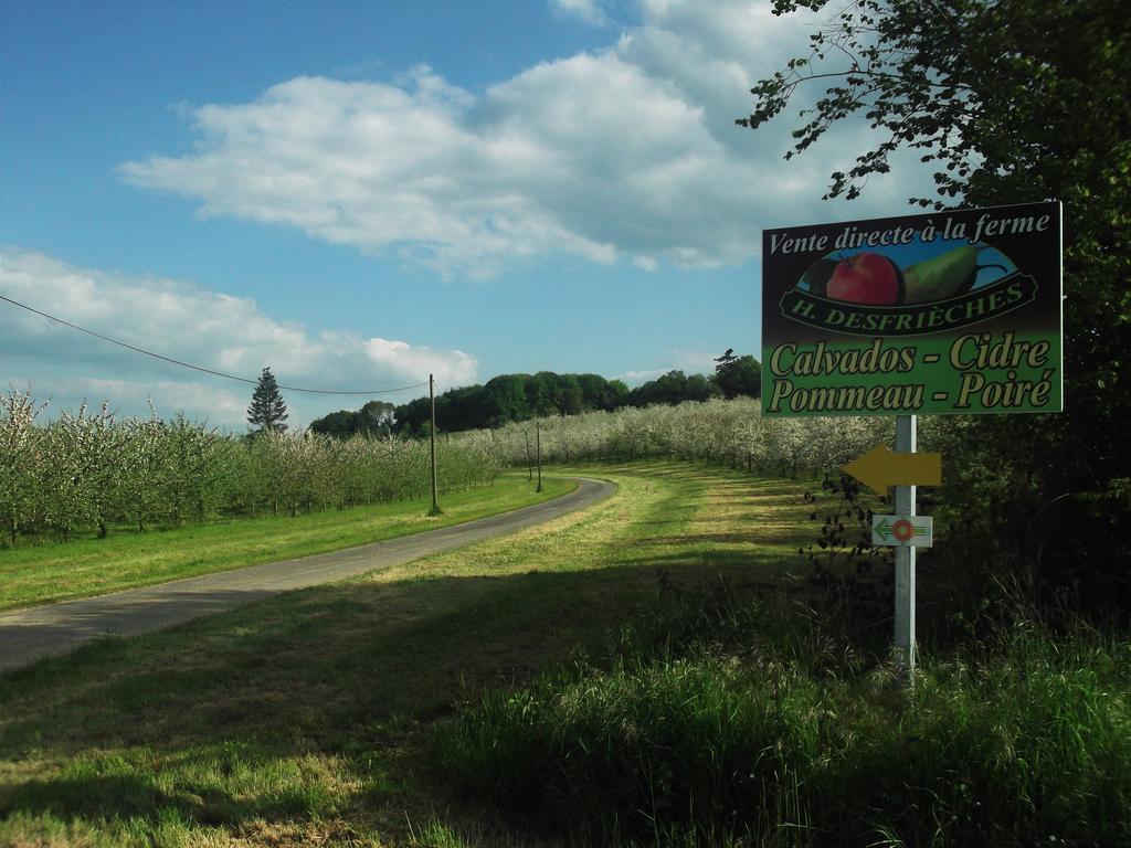 Ferme Cidricole Hugues Desfrieches Acomodação com café da manhã Sainte-Marguerite-de-Carrouges Exterior foto
